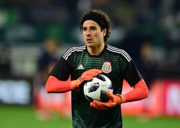 Guillermo Ochoa debutó con el América hace ya muchos años, equipo que dejó para comenzar su aventura en el Viejo Continente. Es difícil imaginar al portero de la selección mexicana en otro equipo que no sean las Águilas dentro del fútbol mexicano y es fácil imaginar al América abriendo las puertas a su hijo pródigo. 