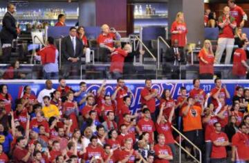 Rochelle Sterling celebrando la victoria con los aficionados.