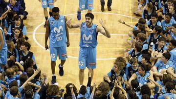 Adams Sola y Édgar Vicedo saludan a los canteranos del Movistar Estudiantes durante la tradicional foto de familia que se realiza en el polideportivo Antonio Magariños.