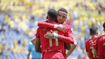 El Sevilla est¨¢ cerca de amarrar la salvaci¨®n tras una temporada francamente convulsa. Lo har¨¢ gracias a los goles del delantero. Tantos de nueve como el que anot¨® en Gran Canaria con un notable remate de cabeza en el ¨¢rea.