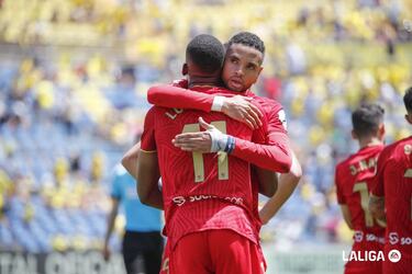 El Sevilla está cerca de amarrar la salvación tras una temporada francamente convulsa. Lo hará gracias a los goles del delantero. Tantos de nueve como el que anotó en Gran Canaria con un notable remate de cabeza en el área.