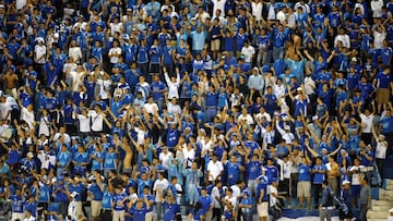 Los aficionados salvadore&ntilde;os no respetaron el himno del Tri, demostrando la euforia que hay entre ambos equipos.