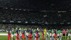 Saludo de los jugadores del Betis y Atlético de Madrid.