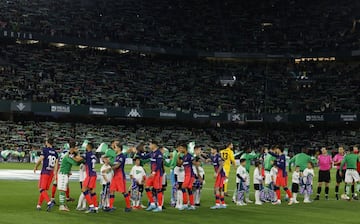 Saludo de los jugadores del Betis y Atlético de Madrid.