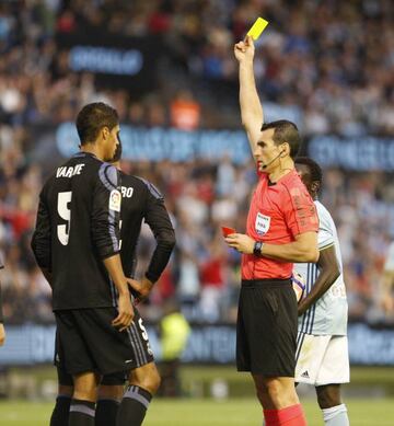 Warning | Referee Martinez Munuera shows Casemiro a yellow card during the first half against Celta Vigo.