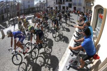 El pelotón durante la quinta etapa de La Vuelta Ciclista a España 2014 en su 69 edición, de 183,3 kilómetros, que ha comenzado en el municipio cordobés de Priego de Córdoba y termina en la localidad malagueña de Ronda. 