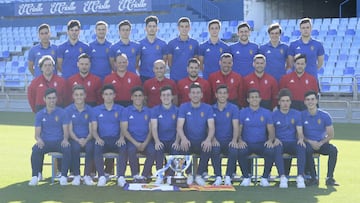 La plantilla del Zaragoza Juvenil posa con la Copa de Campeones.