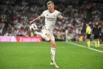 Toni Kroos controla el balón durante el encuentro entre el Real Madrid y Betis.