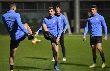 Zárraga, Dani García y Ander Capa, durante un entrenamiento del Athletic.