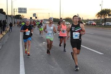 Monterrey vivió una fiesta importante con el Maratón Powerade, donde decenas de corredores desafiaron al frío para cumplir esta meta.