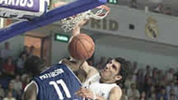<B>SIN LÍMITES.</b> Impresionante mate del madridista Vukcevic frente a Patterson, pívot colegial. Ambos equipos echaron el resto en el primer asalto de la eliminatoria.