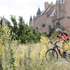 El Team GAES-Covirán tiñe de rosa los 120 km hasta Olmedo