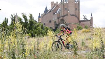 El Team GAES-Covirán tiñe de rosa los 120 km hasta Olmedo