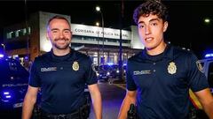 Plex y ElXokas participan en un reto junto a la policía y un detenido les saluda efusivamente mientras mantiene las manos en alto: “¡Plex!”
