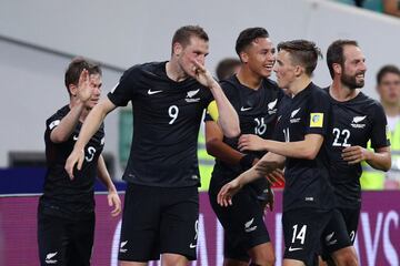 Los jugadores de Nueva Zelanda celebran el gol.