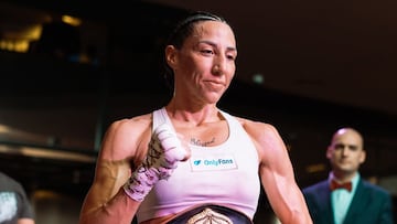 Jennifer Miranda posa con el cinturón de campeona interina del peso pluma.