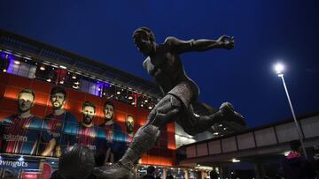 La estatua de Kubala en el Camp Nou junto a la que se erigirá la de Cruyff.