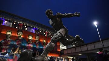 La estatua de Kubala en el Camp Nou junto a la que se erigir&aacute; la de Cruyff. 