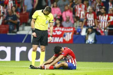 Diego Costa se duele en el suelo tras caer lesionado.