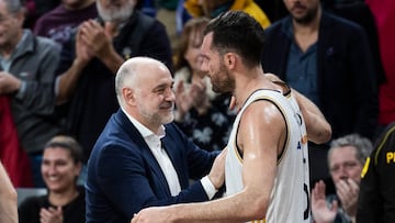 Pablo Laso, entrenador del Bayern Múnich, se saluda con Rudy Fernández, alero del Real Madrid.