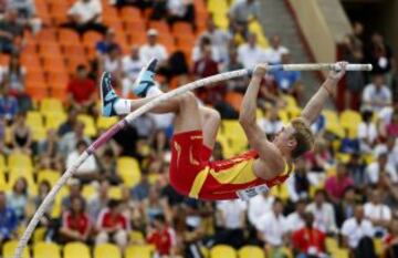 Igor Bychkov compite durante la prueba de salto con pértiga en el Campeonato Mundial de la IAAF 2013 en el estadio Luzhniki de Moscú el 10 de agosto de 2013