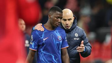 Manchester (United Kingdom), 03/11/2024.- Moises Caicedo of Chelsea (L) and Chelsea manager Enzo Maresca (R) chat after the English Premier League soccer match between Manchester United and Chelsea FC, in Manchester, Britain, 03 November 2024. (Reino Unido) EFE/EPA/ADAM VAUGHAN