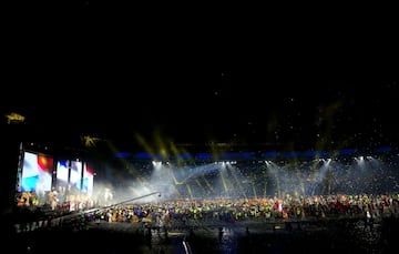 Vista general de los juegos pirotécnicos durante la ceremonia de clausura de los XXIII Juegos Centroamericanos y del Caribe hoy, viernes 3 de agosto de 2018, en el estadio Metropolitano Roberto Meléndez, en Barranquilla (Colombia). Barranquilla despide oficialmente la edición 23 de los Juegos Centroamericanos y del Caribe que dejaron a México como el país vencedor con 132 oros, a Cuba en segundo puesto con 102 y la delegación anfitriona, Colombia, en tercer lugar con 79.