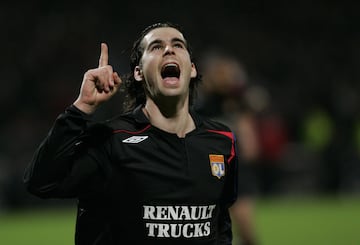 Tras su irregular paso por el Chelsea en el Olympique de Lyon estuvo espl谷ndido. No recibi車 puntos pero estar entre los mejores fue un premio para el centrocampista portugu谷s.