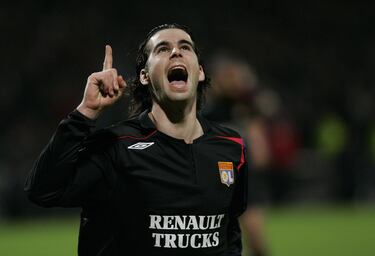 Tras su irregular paso por el Chelsea en el Olympique de Lyon estuvo espléndido. No recibió puntos pero estar entre los mejores fue un premio para el centrocampista portugués.