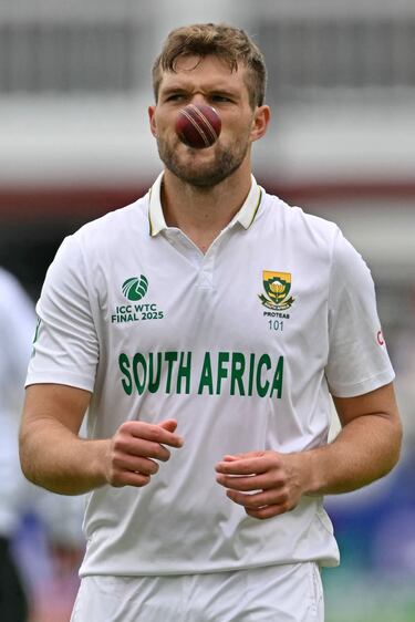 Wiaan Mulder de Sudáfrica levanta la pelota antes de lanzar en la final del Campeonato Mundial de Test de cricket ICC entre Australia y Sudáfrica, en Londres. Lo divertido de la imagen es que la pelota está a la altura de su cara y parece una nariz de payaso.

