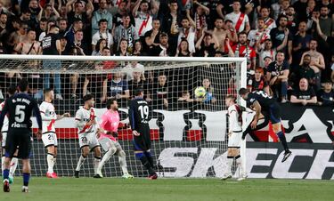 Mario Hermoso, tan solo dos minutos después del primer gol, anotó el 0-2 de cabeza en un saque de córner.