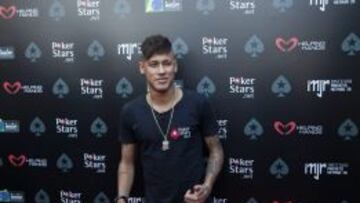 El futbolista brasileño Neymar es visto a su llegada al evento de póker con carácter benéfico