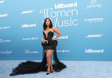 Queen Naija posa en la alfombra roja de los premios 'Billboard Women in Music 2025'.