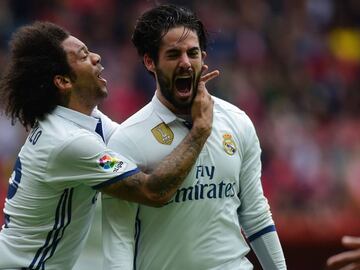 Real Madrid&#039;s midfielder Isco (R) celebrates with teammate Brazilian defender Marcelo after scoring a goal during the Spanish league football match Real Sporting de Gijon vs Real Madrid CF at El Molinon stadium in Gijon on April 15, 2017. / AFP PHOTO / MIGUEL RIOPA