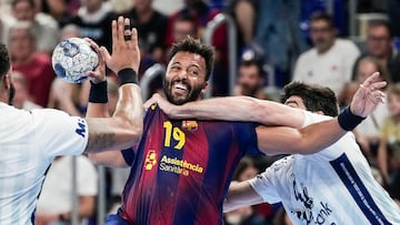 El lateral del Barça Timothey N'Guessan es frenado por la defensa magiar.