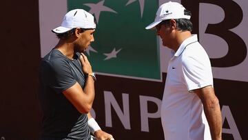 Rafa Nadal habla con Toni Nadal.