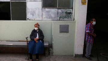 Senior citizens wait to receive a dose of the Pfizer-BioNTech coronavirus disease (COVID-19) vaccine in Lima, Peru March 23, 2021. REUTERS/Sebastian Castaneda