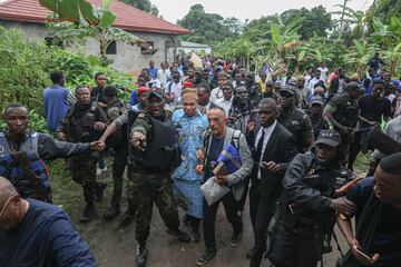 Por primera vez desde que nació, el delantero francés Kylian Mbappé visitó Camerún, el país nativo de su padre Wilfried. En las imágenes se puede apreciar el fuerte dispositivo que rodeaba al jugador en su itinerario en el país africano.