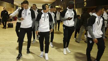 Siqueira, Orellana, Mangala y el resto de la expedición del Valencia, ayer en San Pablo.