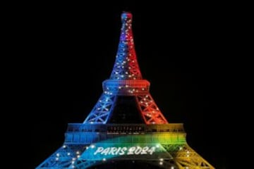 La Torre Eiffel iluminada con los colores de la bandera olímpica por el lanzamiento de la candidatura de París como sede de los Juegos Olímpicos 2024.