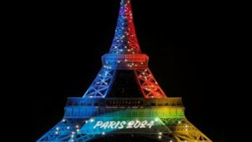 La Torre Eiffel iluminada con los colores de la bandera olímpica por el lanzamiento de la candidatura de París como sede de los Juegos Olímpicos 2024.