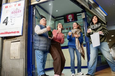 Empleados de la Administración de Lotería situada en la calle San Jacinto, celebran que han vendido el número 60649, correspondiente a un Quinto Premio del Sorteo Extraordinario de Lotería de Navidad.