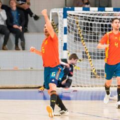 España golpea, perdona y sufre para ganar en Finlandia