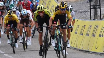 Van Aert, por delante de Impey en la primera etapa del Dauphiné 2020.