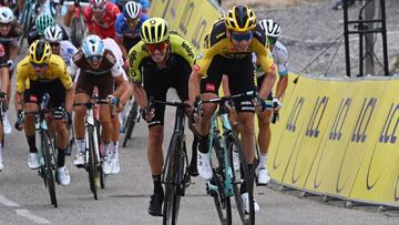 Van Aert, por delante de Impey en la primera etapa del Dauphin&eacute; 2020.