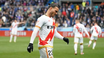 De Tomás, cabizbajo durante el partido contra el Alavés.