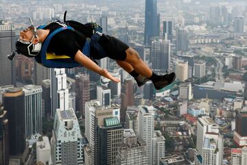 Impresionantes imágenes del Salto Internacional de la Torre en Kuala Lumpur