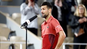 Novak Djokovic habla en la Philippe Chatrier después de ganar a Pierre-Hugues Herbert en Roland Garros.