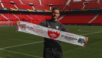 Sergi Gómez posa para As con la bufanda de un partido que el Sevilla debe ganar.