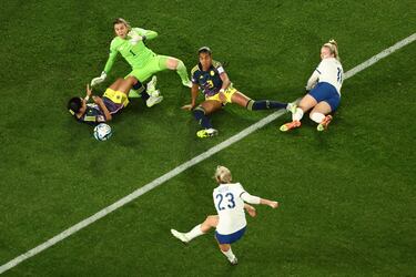 Carolina Arias sale lesionada ante Inglaterra